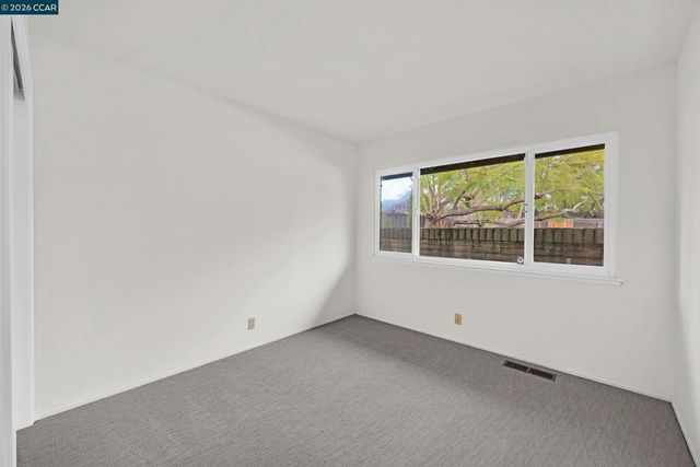 27889 27889 Farm Hill Dr, Hayward, CA 94542