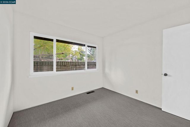 27889 27889 Farm Hill Dr, Hayward, CA 94542