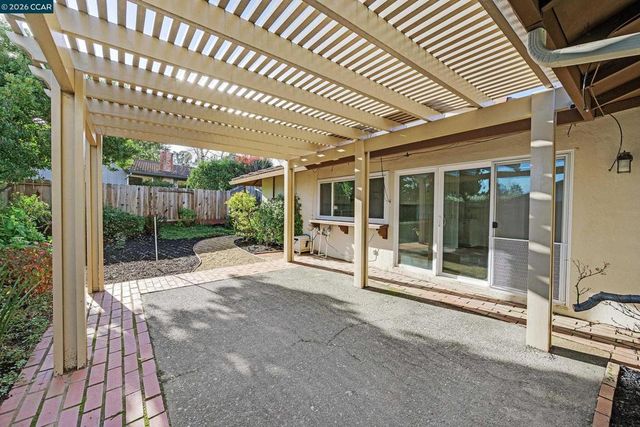 27889 27889 Farm Hill Dr, Hayward, CA 94542