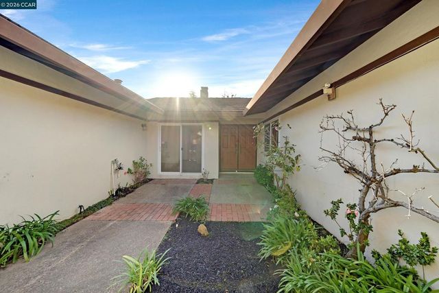 27889 27889 Farm Hill Dr, Hayward, CA 94542