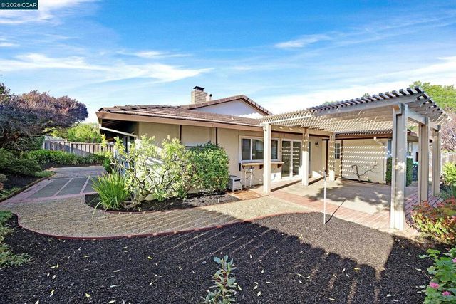 27889 27889 Farm Hill Dr, Hayward, CA 94542