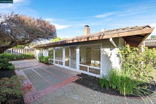 27889 27889 Farm Hill Dr, Hayward, CA 94542