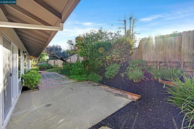 27889 27889 Farm Hill Dr, Hayward, CA 94542