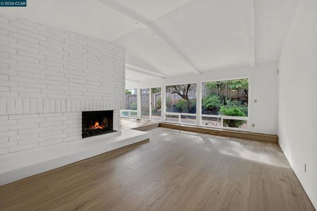 27889 27889 Farm Hill Dr, Hayward, CA 94542