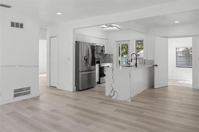 15694 NE 10th Ct, North Miami Beach, FL 33162