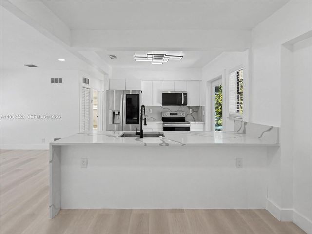 15694 NE 10th Ct, North Miami Beach, FL 33162