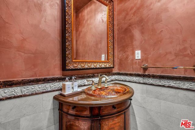 10810 Rochester Avenue, Los Angeles, CA 90024