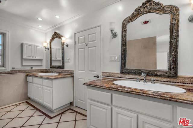 10810 Rochester Avenue, Los Angeles, CA 90024