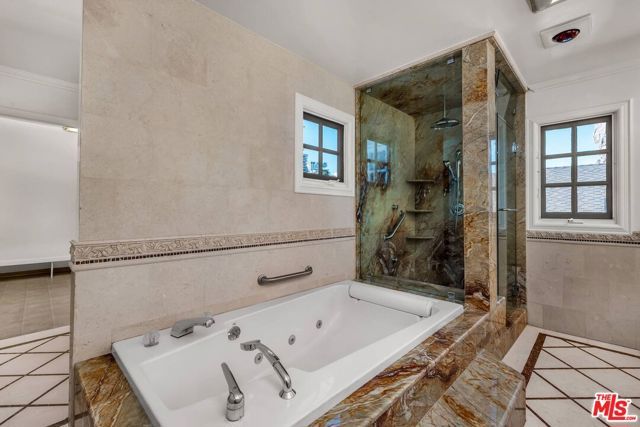 10810 Rochester Avenue, Los Angeles, CA 90024