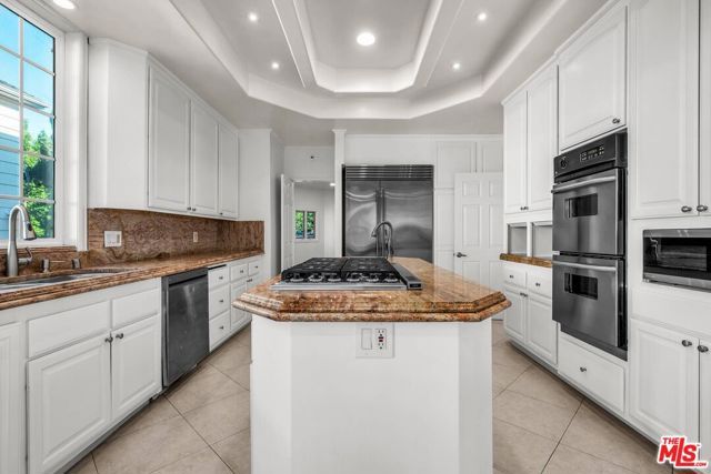 10810 Rochester Avenue, Los Angeles, CA 90024