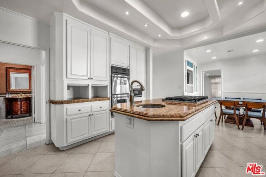 10810 Rochester Avenue, Los Angeles, CA 90024