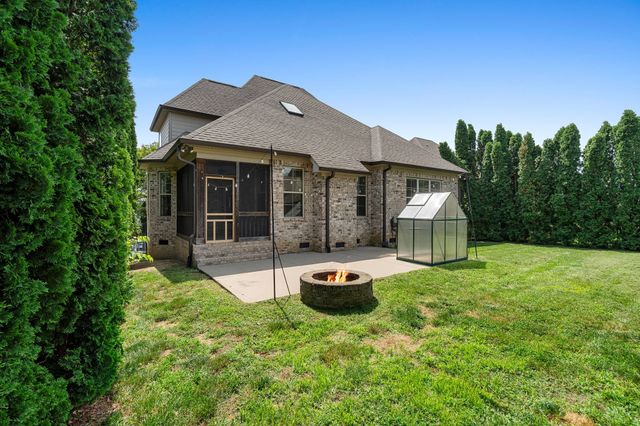 8027 Fenwick Ln, Spring Hill, TN 37174