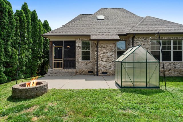 8027 Fenwick Ln, Spring Hill, TN 37174