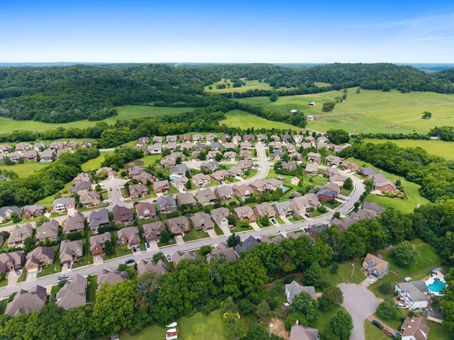 8027 Fenwick Ln, Spring Hill, TN 37174