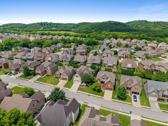 8027 Fenwick Ln, Spring Hill, TN 37174