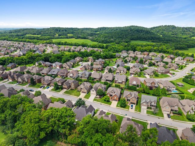 8027 Fenwick Ln, Spring Hill, TN 37174