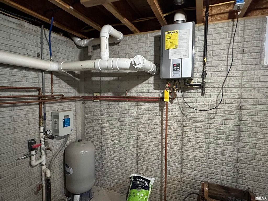 Image 12 of property listing at 10525 Two Mile Road, Thomson, IL 61285