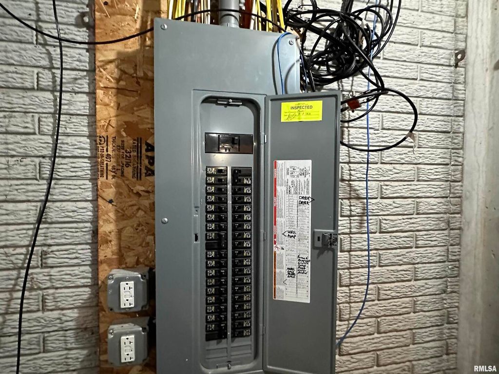 Image 13 of property listing at 10525 Two Mile Road, Thomson, IL 61285