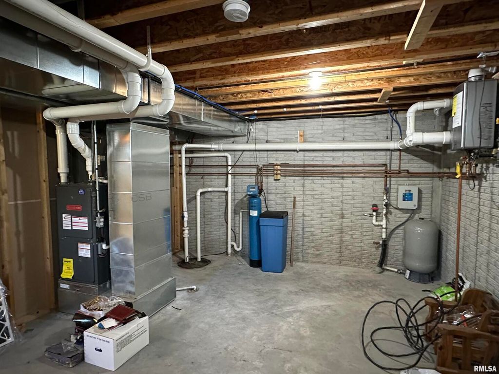 Image 14 of property listing at 10525 Two Mile Road, Thomson, IL 61285