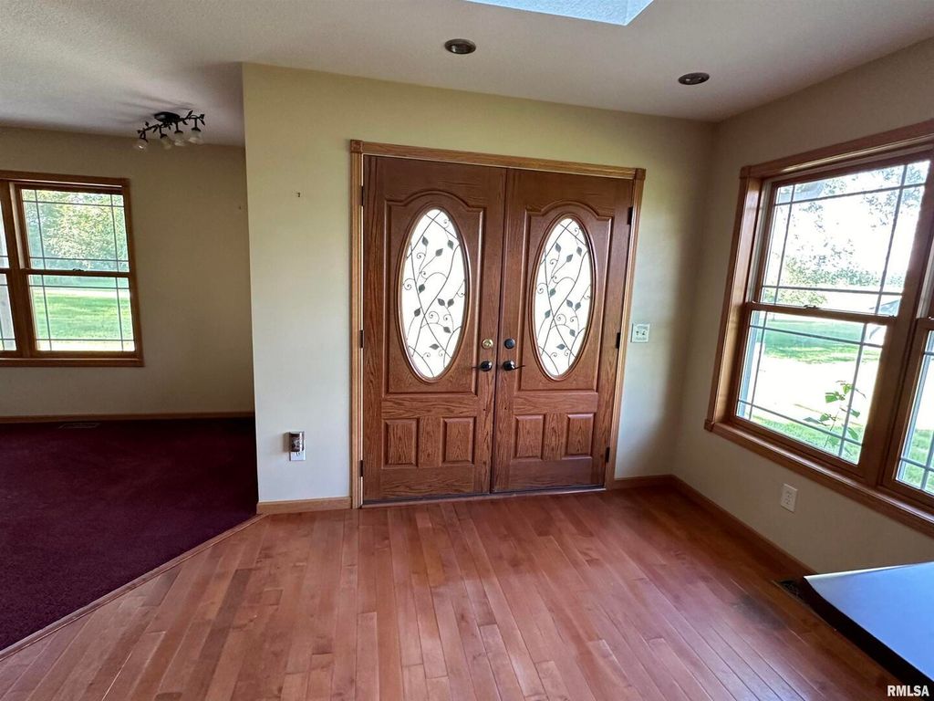 Image 6 of property listing at 10525 Two Mile Road, Thomson, IL 61285