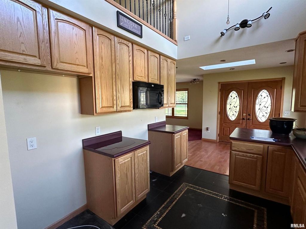 Image 7 of property listing at 10525 Two Mile Road, Thomson, IL 61285