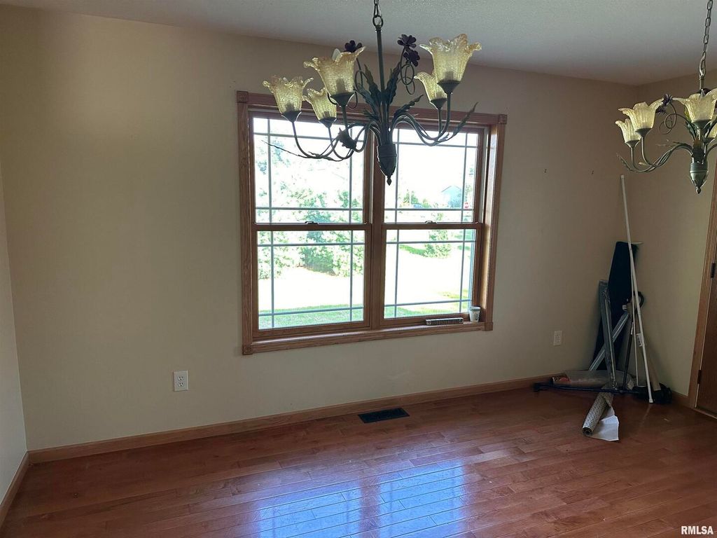 Image 9 of property listing at 10525 Two Mile Road, Thomson, IL 61285