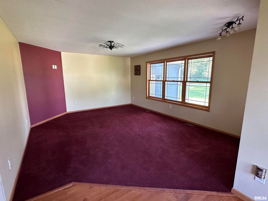 Image 10 of property listing at 10525 Two Mile Road, Thomson, IL 61285