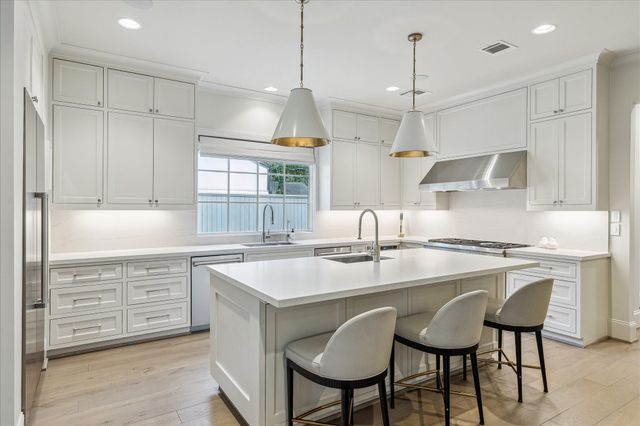 10106 Meadow Lake Lane, Houston, TX 77042