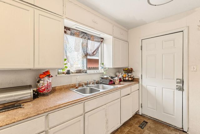 2454 Empress St, Sacramento, CA 95815