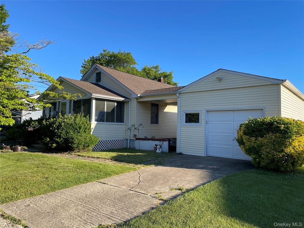 185 Seward Street, West Babylon, NY 11704