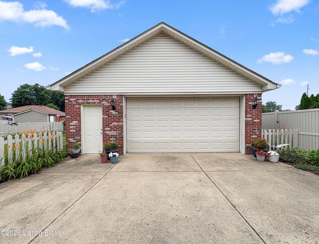 10902 Marbado Ct, Louisville, KY 40229
