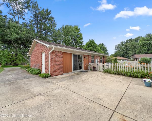 10902 Marbado Ct, Louisville, KY 40229