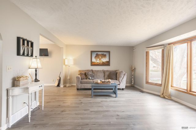 1009 Skyline Drive, Omaha, NE 68022