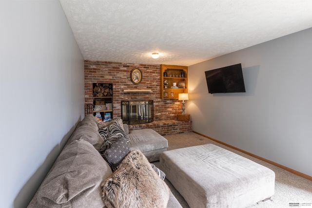 1009 Skyline Drive, Omaha, NE 68022