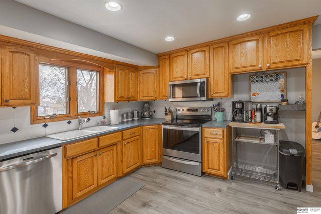 1009 Skyline Drive, Omaha, NE 68022