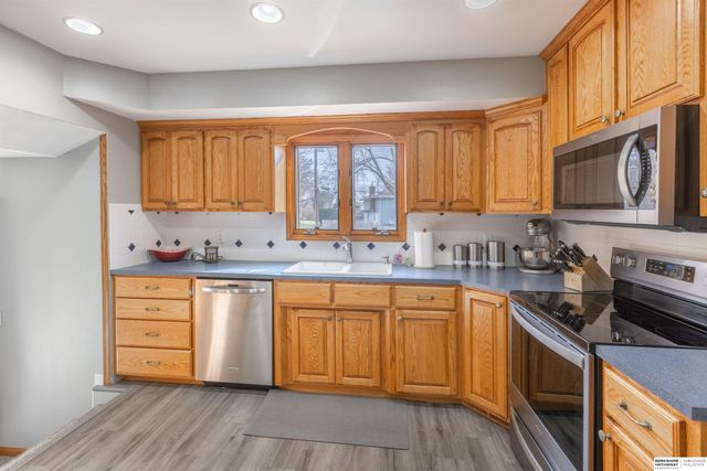 1009 Skyline Drive, Omaha, NE 68022