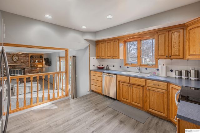 1009 Skyline Drive, Omaha, NE 68022