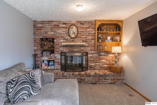 1009 Skyline Drive, Omaha, NE 68022