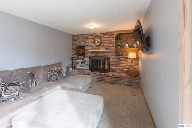 1009 Skyline Drive, Omaha, NE 68022