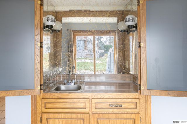 1009 Skyline Drive, Omaha, NE 68022