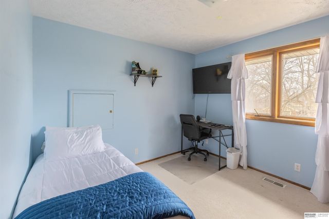 1009 Skyline Drive, Omaha, NE 68022