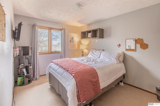 1009 Skyline Drive, Omaha, NE 68022