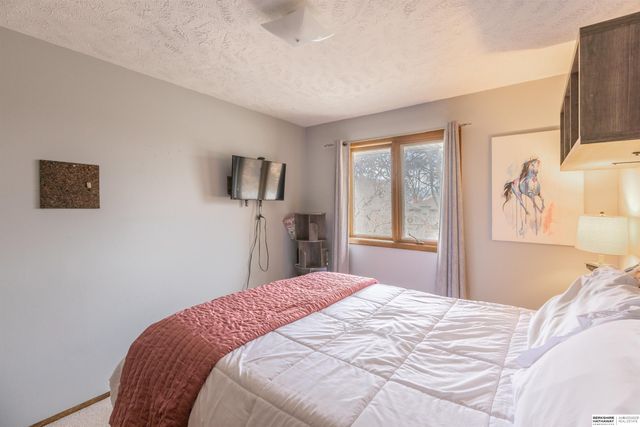 1009 Skyline Drive, Omaha, NE 68022