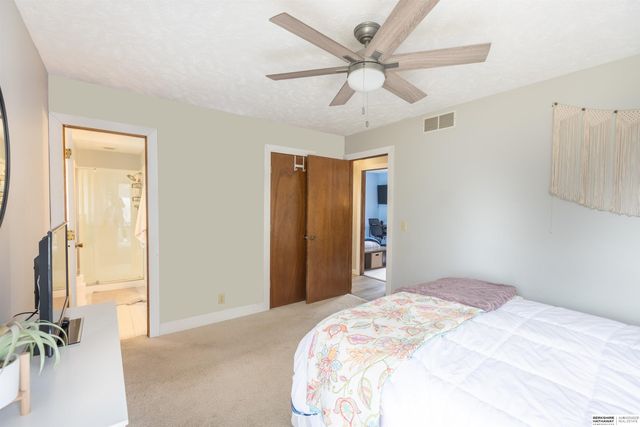 1009 Skyline Drive, Omaha, NE 68022