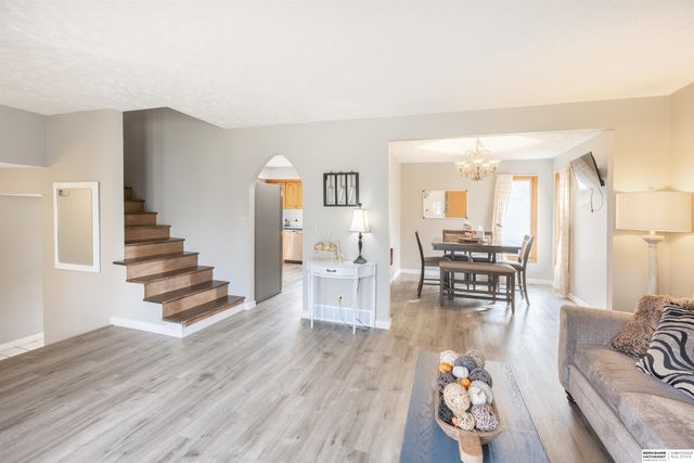 1009 Skyline Drive, Omaha, NE 68022