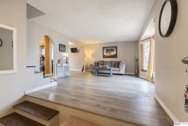 1009 Skyline Drive, Omaha, NE 68022