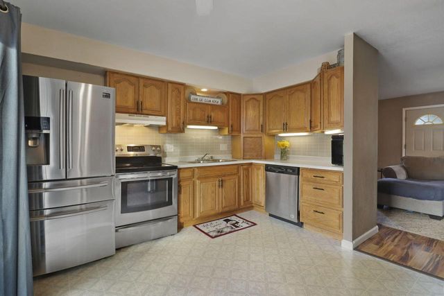 8542 19th AVENUE, Kenosha, WI 53143