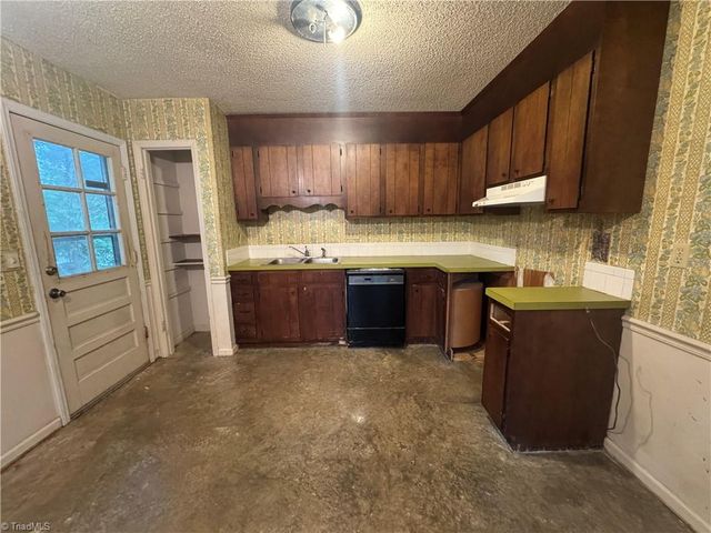 1674 Village Place, Winston-salem, NC 27127