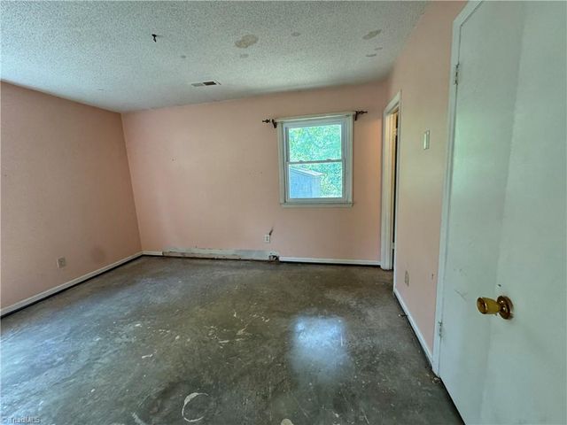 1674 Village Place, Winston-salem, NC 27127