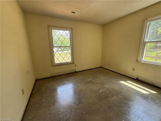 1674 Village Place, Winston-salem, NC 27127